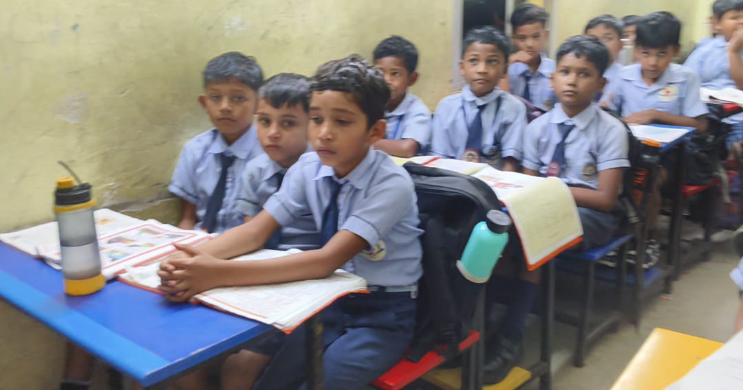 गरियाबंद आत्मानंद स्कूल में पढ़ाई से ज्यादा जगह के लिए संघर्ष, बच्चों को खड़े-खड़े करनी पड़ रही पढ़ाई
