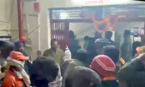 मकान को लेकर उपजे विवाद से गांव में भारी तनाव, थाने में भी हंगामा