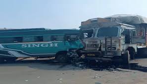 बिलासपुर : बस और ट्रक की आमने-सामने भिड़ंत,हादसे में 20 यात्री घायल
