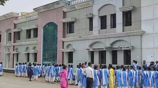 कलेक्ट्रेट में शिकायत लेकर पहुंची थी छात्राएं,कलेक्टर का रवैया देखकर भड़की