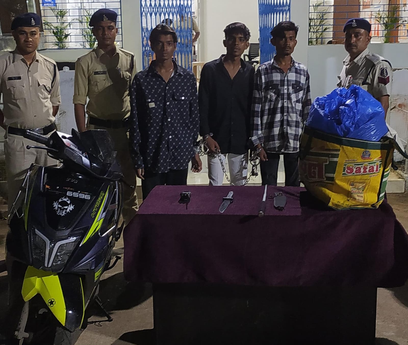 थाना भाटापारा शहर पुलिस द्वारा अवैध मादक पदार्थ गांजा की बिक्री करने वाले एक अपचारी बालक सहित 04 गांजा तस्करों को किया गया गिरफ्तार