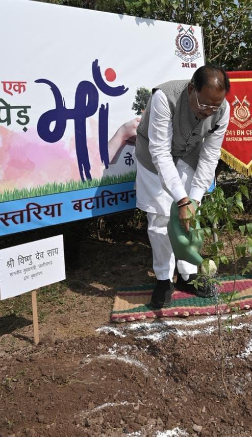 मुख्यमंत्री साय ने एक पेड़ मां के नाम अभियान के तहत सीआरपीएफ के बस्तरिया बटालियन परिसर में लगाया नीम का पौधा