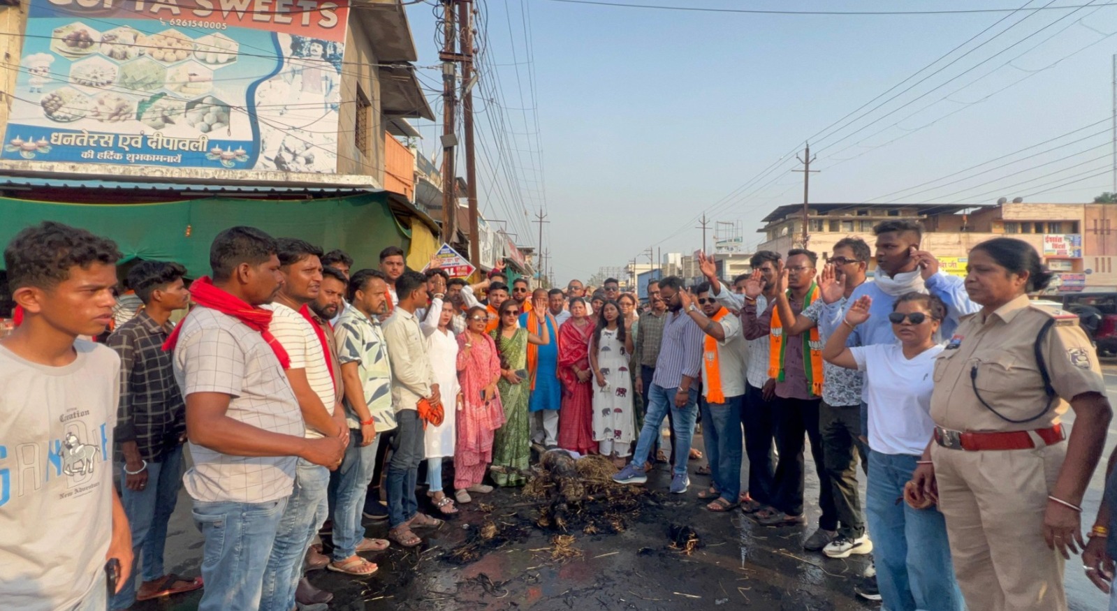भाजयुमो ने अमर्यादित टिपण्णी करने पर राहुल गाँधी व दीपक बैज के विरुद्ध विरोध प्रदर्शन कर पुतला दहन किया