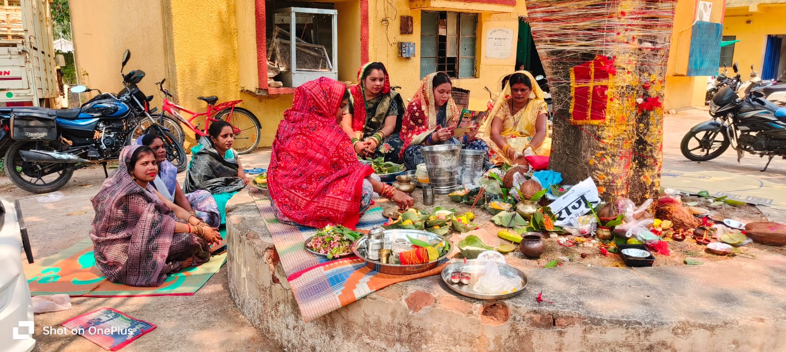 वट सावित्री पर सुहागिन महिलाएं अपने पति की लंबी उम्र के लिए व्रत रखी और वट वृक्ष की पूजा की