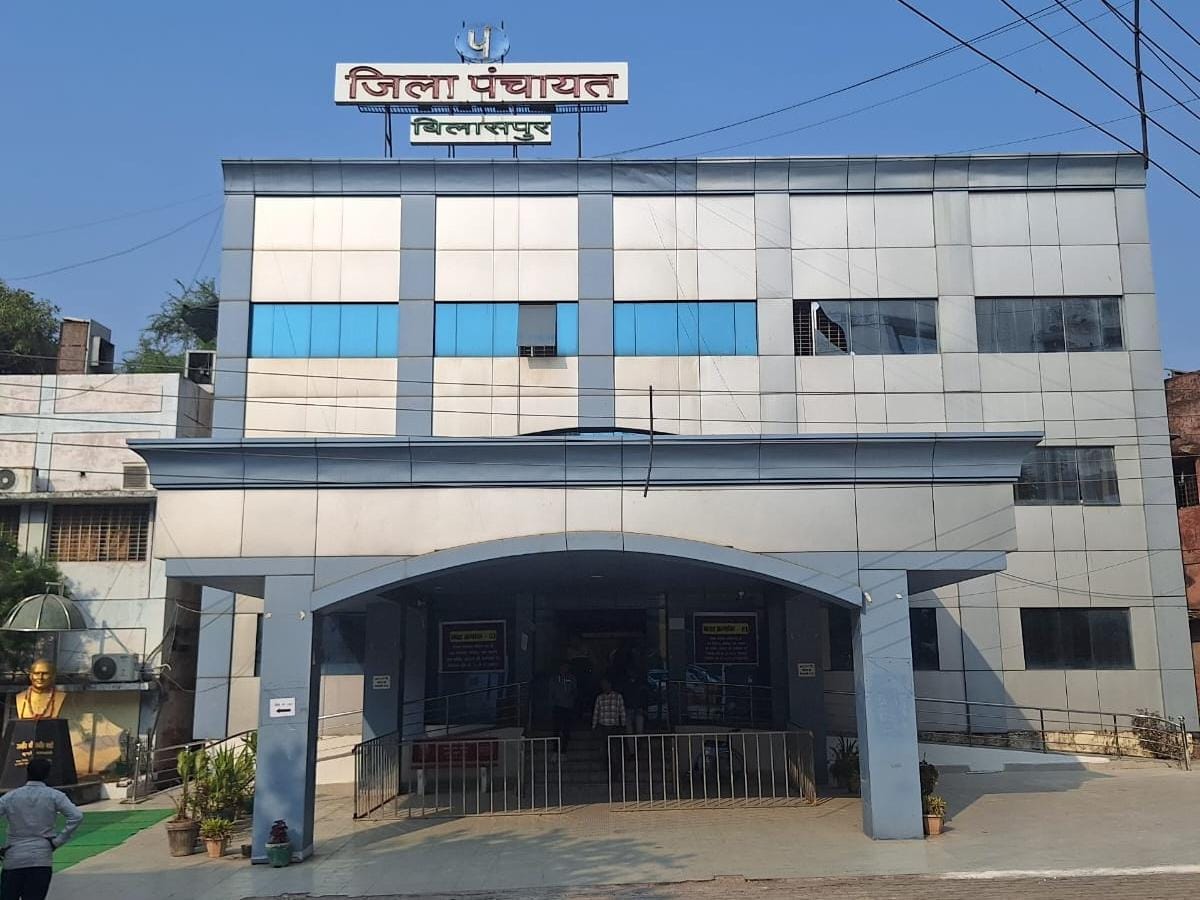 ट्रांसफर के 1 साल बाद भी अधिकारी को नहीं किया रिलीव, अब सौंपा गया PM आवास योजना का प्रभार