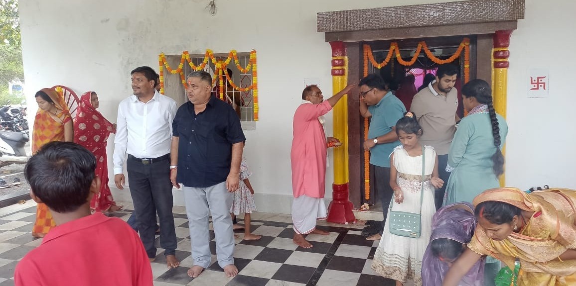मंत्री अग्रवाल परिवार सहित देवी मन्दिर पहुंच दर्शन पूजन कर माथा टेका 