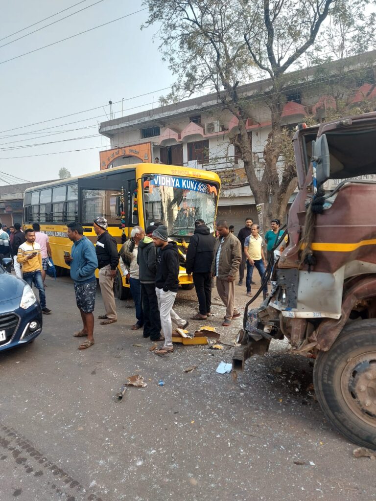 स्कूल बस और ट्रक आमने सामने से भिड़ंत,हादसे में  8 लोग घायल 