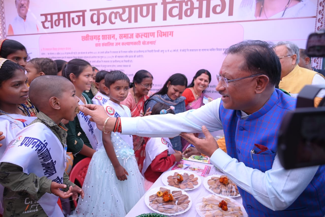  बच्चों के हाथों में केक देखकर मुख्यमंत्री ने पूछा किसका जन्मदिन है, बच्चों का जवाब सुनकर उन्होंने खुद काटा केक