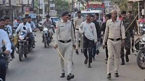 पुलिस ने शहर के आदतन अपराधियों और उपद्रव मचाने वाले बदमाशों का निकाला जुलुस 