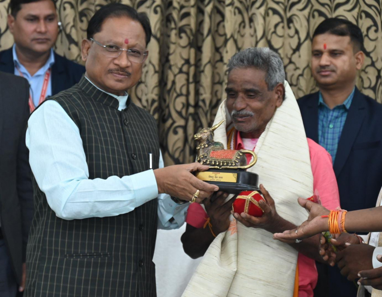 राज्य अतिथि गृह पहुना में मुख्यमंत्री साय ने जागेश्वर यादव को छत्तीसगढ़ का गौरव बढ़ाने के लिए किया सम्मानित