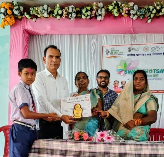 स्वच्छता आधारित चित्रकला प्रतियोगिता में छात्र सुर्यकांत कोमर्रा हुए सम्मानित 
