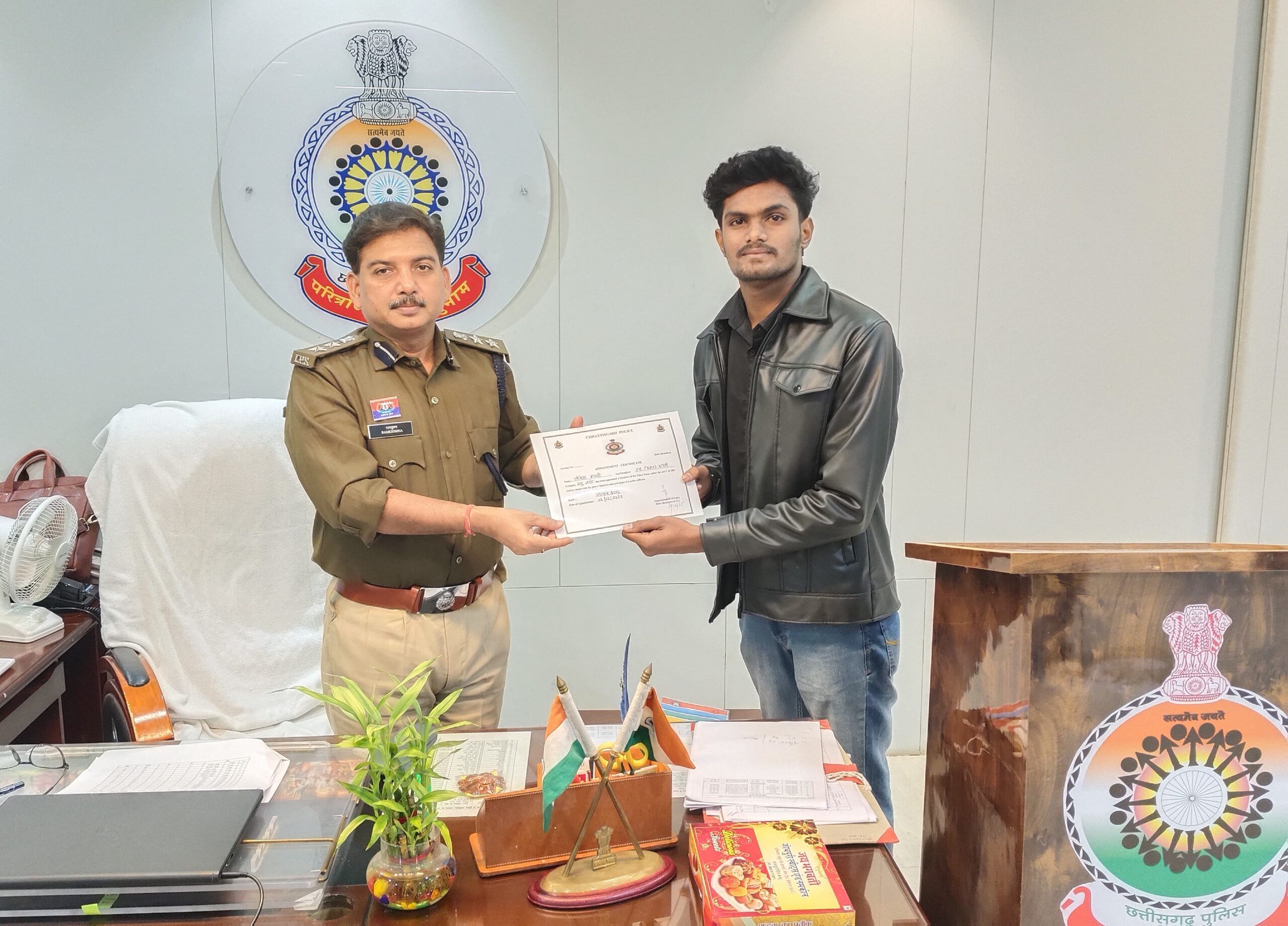 लोकेश भारती को अनुकंपा आधार पर आरक्षक पद पर नियुक्त –एसएसपी बेमेतरा रामकृष्ण साहू (IPS) ने सौंपा नियुक्ति पत्र