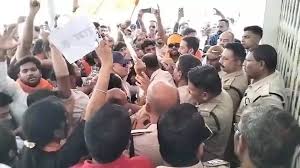 हिंदू संगठनों ने सिविल लाइन थाने का किया घेराव,हिंदूवादी नेता के खिलाफ FIR पर भड़के