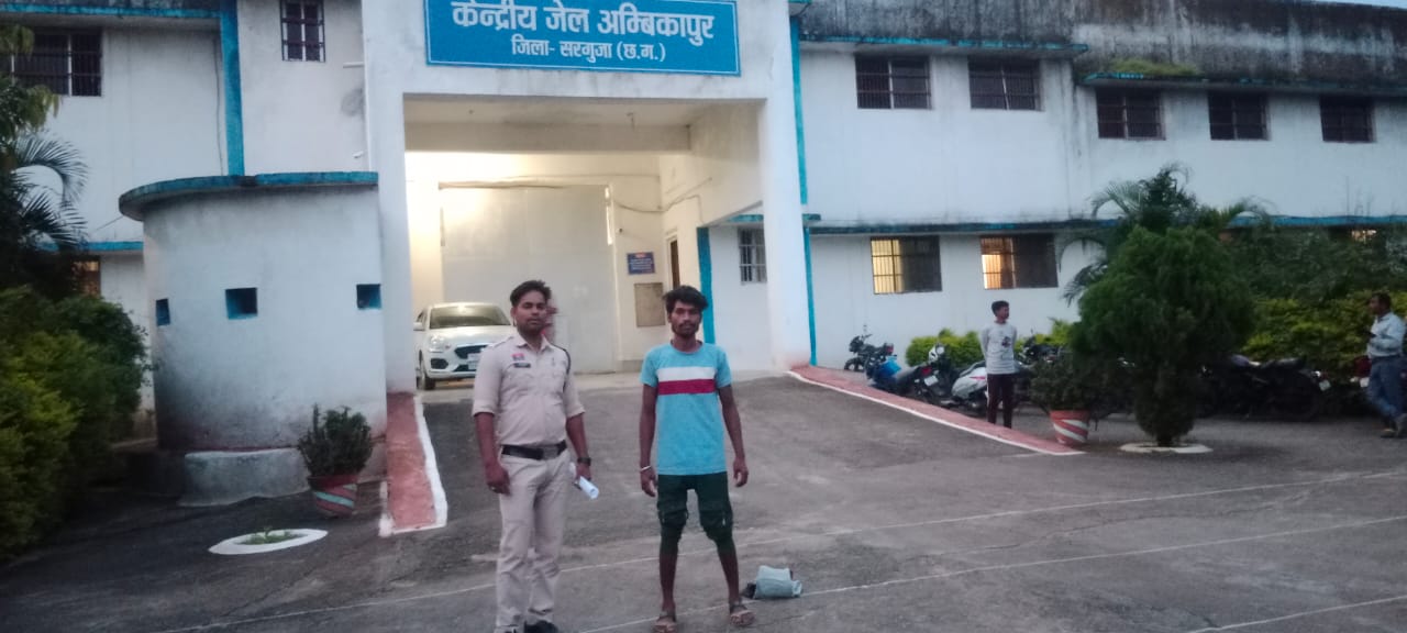 स्थाई गिरफ्तारी वारंट के आधार पर पुलिस ने युवक को पकड़ कर न्यायालय में पेश किया