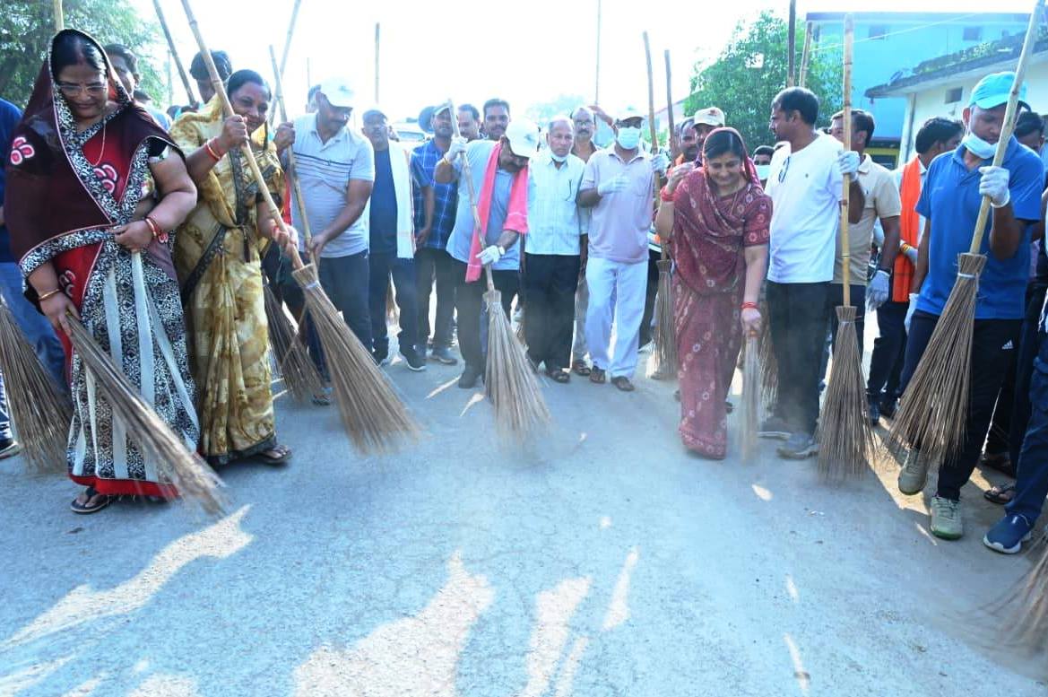  उप मुख्यमंत्री अरुण साव की अगुवाई में महामाया मंदिर से अस्पताल तक सफाई