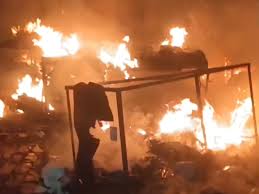 छत्तीसगढ़ : देर रात कपड़ा दुकान में लगी आग, लाखों का सामान जलकर खाक