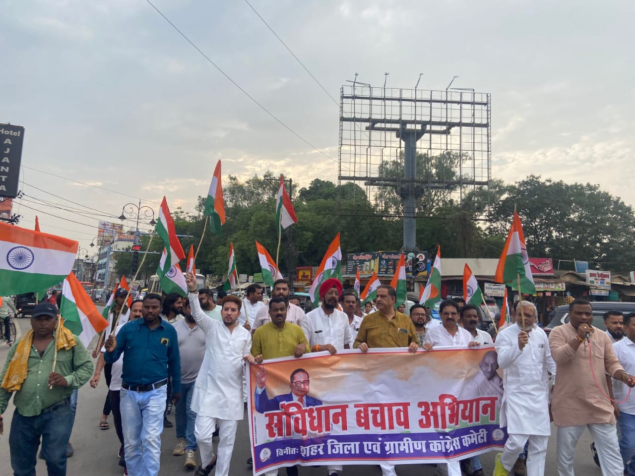 शहर जिला कांग्रेस कमेटी द्वारा उत्तर विधानसभा में संविधान बचाओ यात्रा निकाली गई 