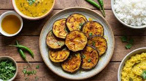 लंच हो या डिनर दाल-चावल का स्वाद दोगुना कर देगा बंगाली बैंगन भाजा,यहां जानें Easy Recipe