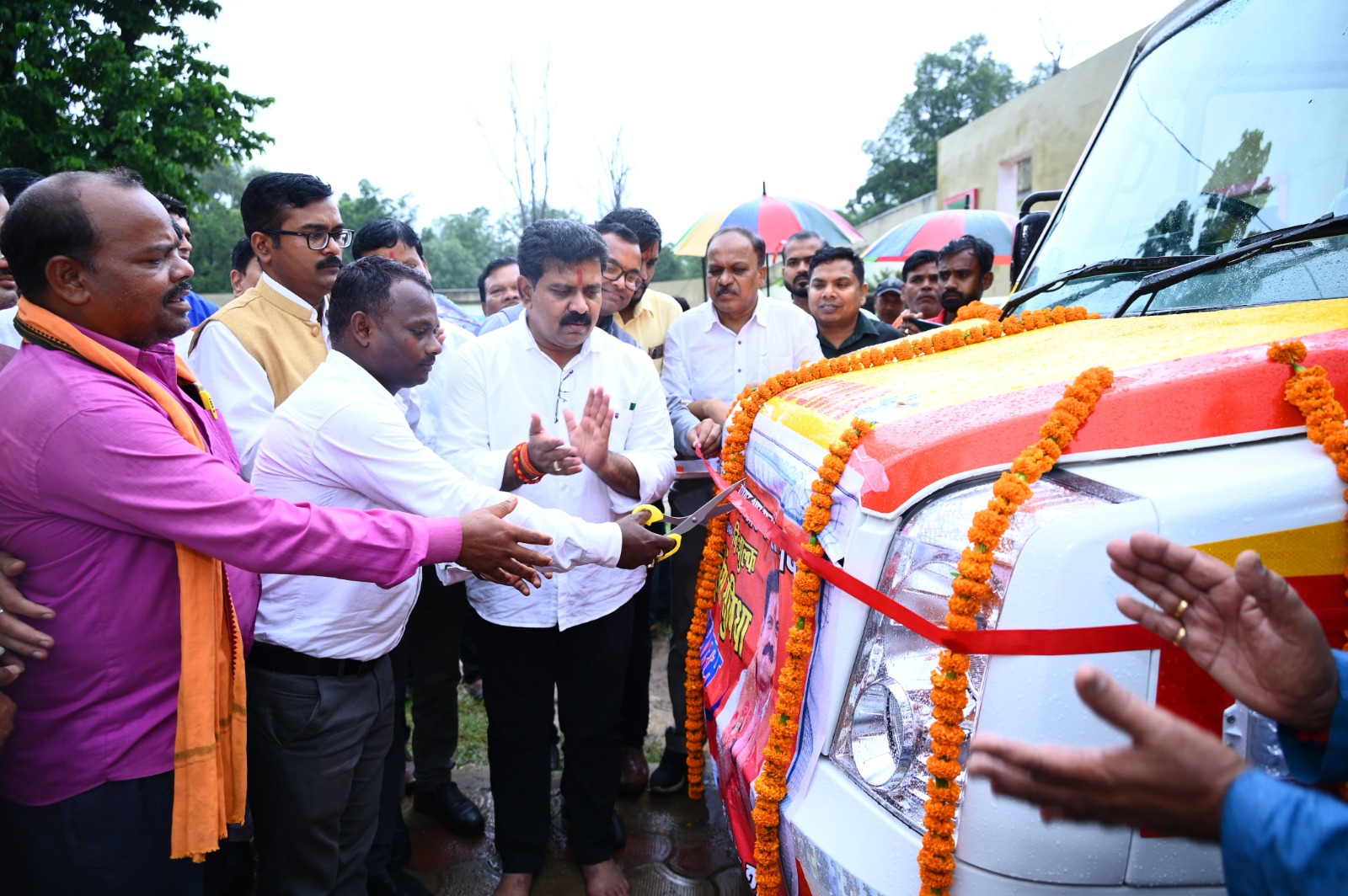 उपमुख्यमंत्री ने सुदूर वनांचल, बैगा बहुल्य क्षेत्र रेंगाखार में हरी झंडी दिखाकर एंबुलेंस सेवा की दी सौगात