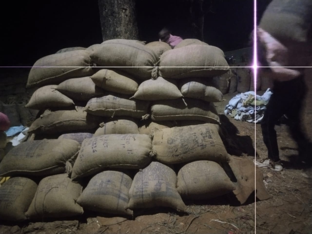 प्रशासनिक टीम ने जप्त किया 49 बोरी अवैध धान