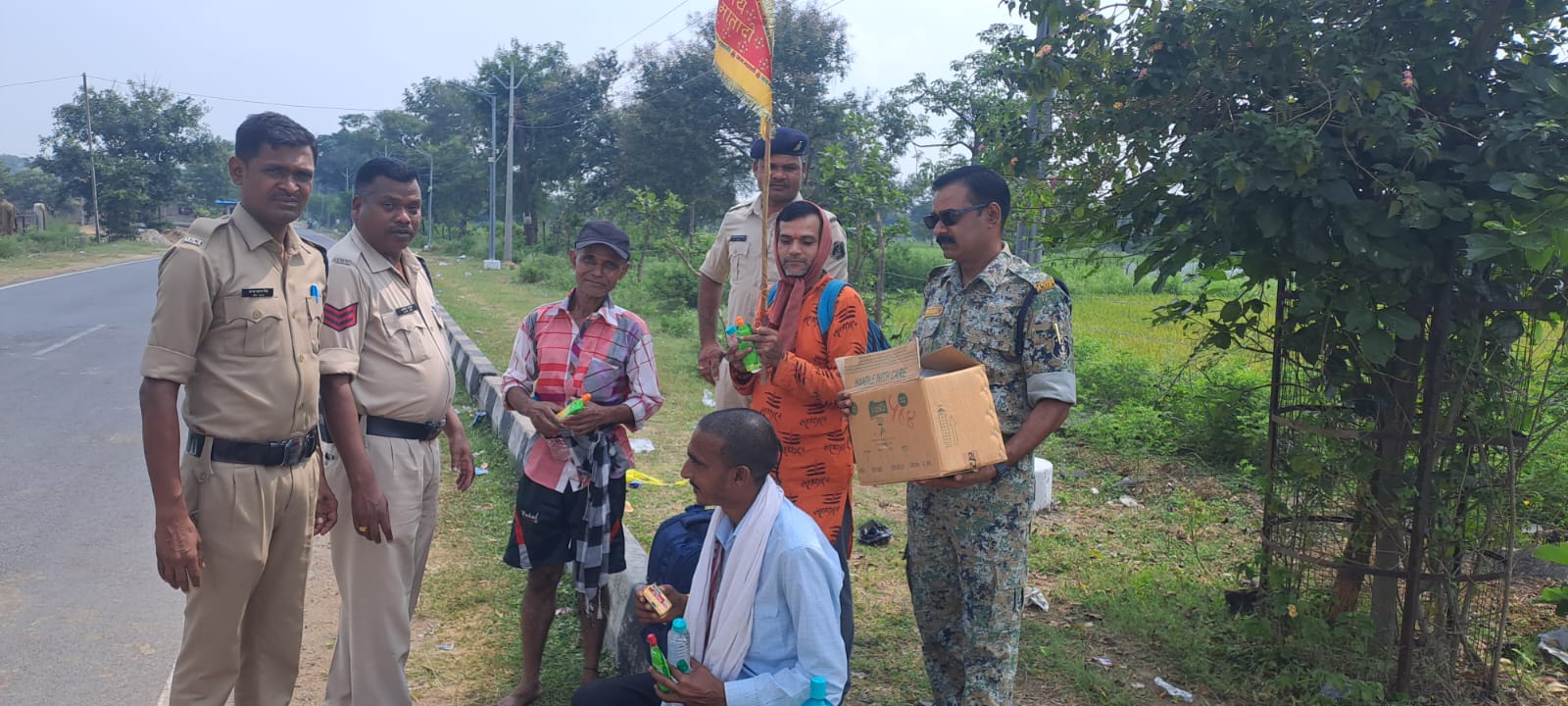 डोंगरगढ़ पुलिस का सेवा भावपूर्ण कार्य,पद यात्रियों को बांटा गया बिस्कीट, फल, जूस व पानी 