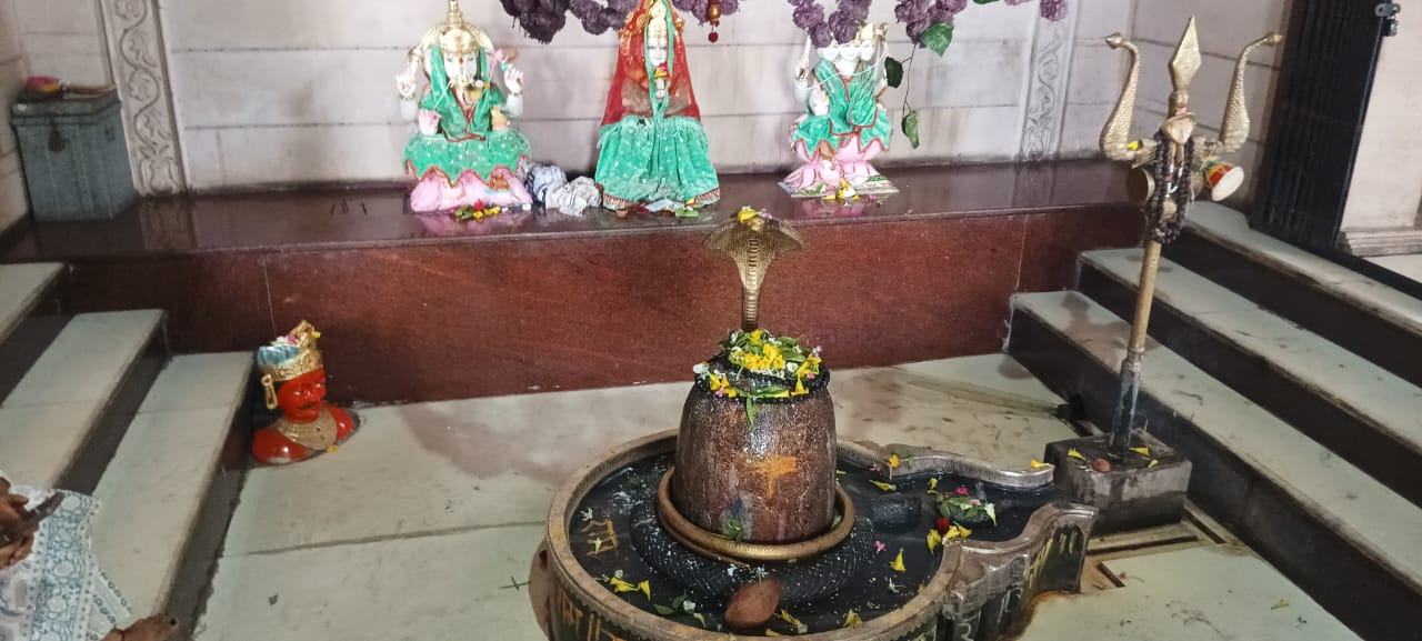 मुस्लिम सरपंच के संकल्प से बना मंदिर,सर्वधर्म सहयोग का नजारा है मस्जिद में