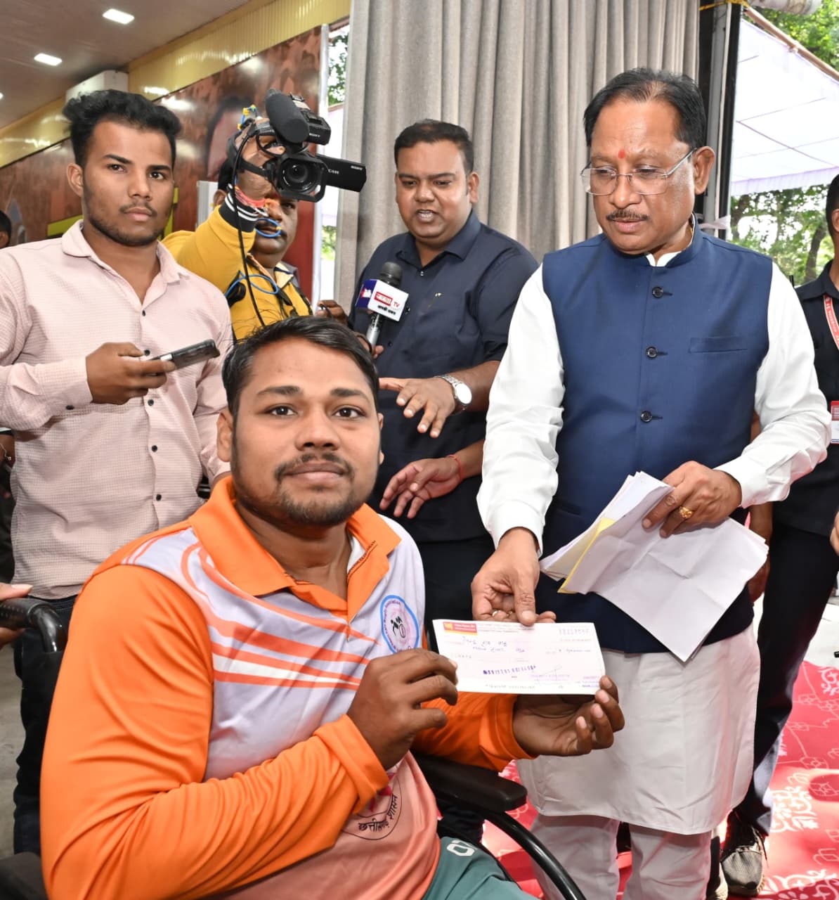 दिव्यांग रग्बी खिलाड़ी की मदद के लिए मुख्यमंत्री आगे आए- जनदर्शन में स्वीकृत किया 90 हजार रुपए का आर्थिक अनुदान