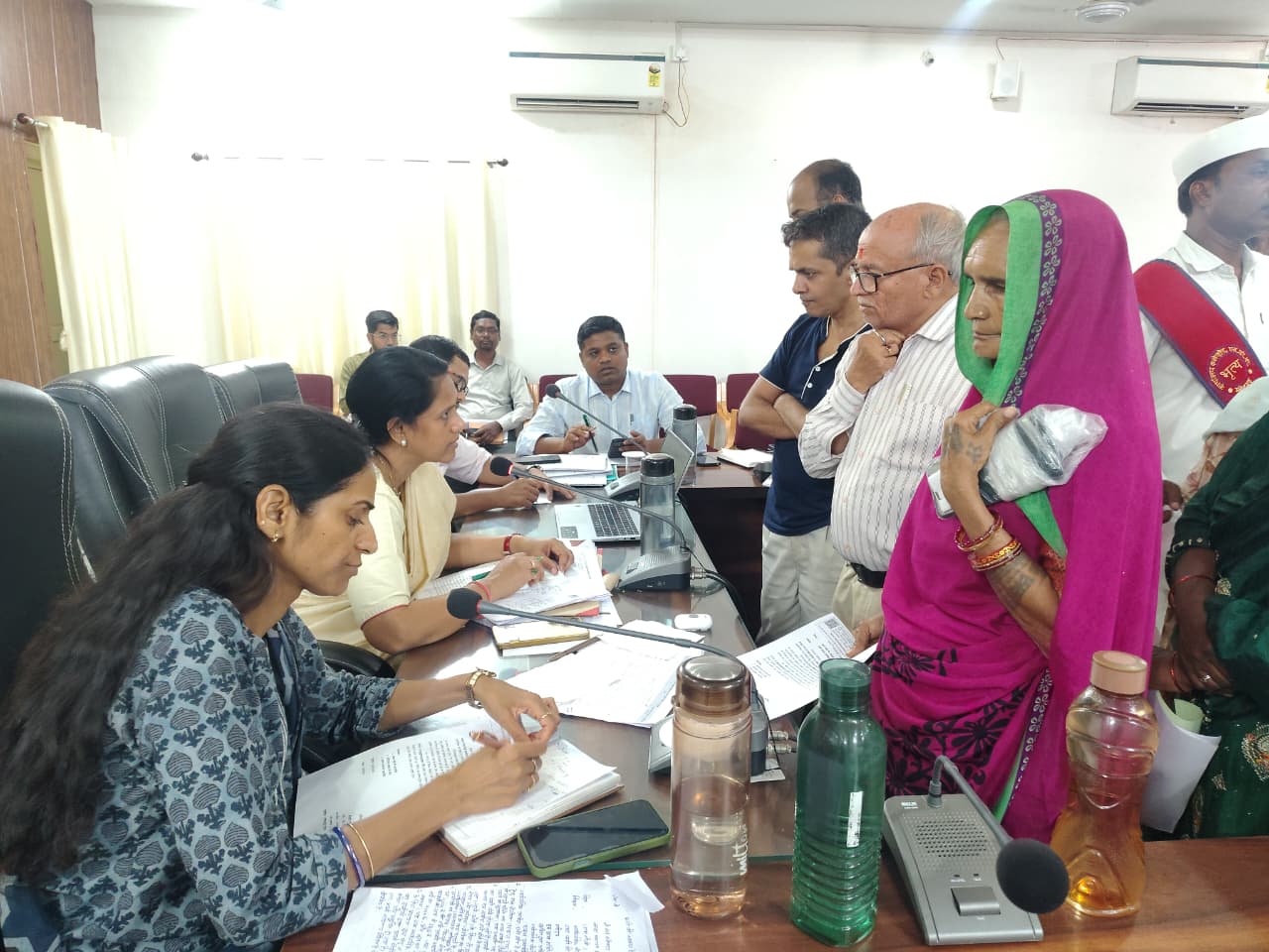 जनदर्शन में उमड़ी फरियादियों की भीड़! कलेक्टर ने हर शिकायत पर लिया संज्ञान, अफसरों को दिए तुरंत कार्रवाई के आदेश