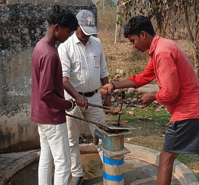 हैंडपंप मरम्मत से चिरईपानी में लौटा स्वच्छ पेयजल, ग्रामीणों को मिली बड़ी राहत

