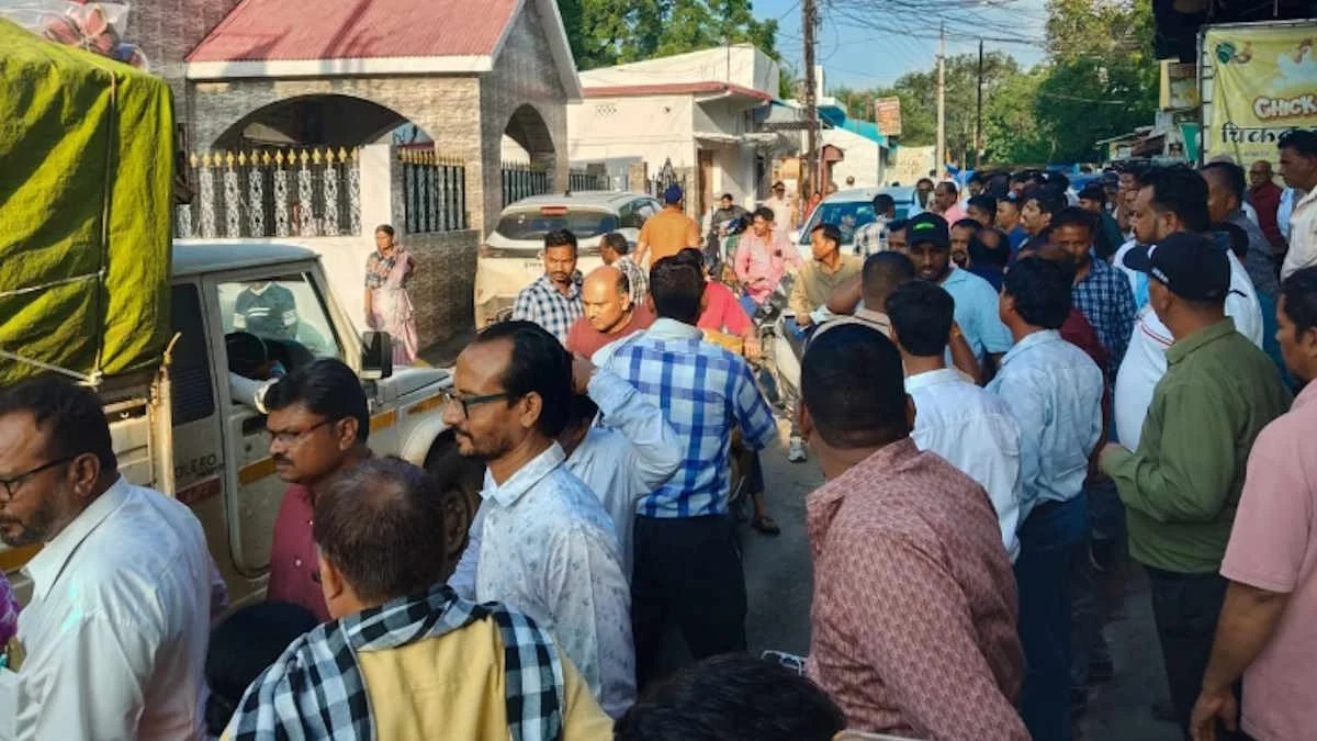 डोंगरगढ़ में लॉन्ग एशिया फॉरेक्स ट्रेडिंग को लेकर हड़कंप, 10 राज्यों से पहुंचे 100 से ज्यादा निवेशक; अरबों की कथित ठगी का आरोप