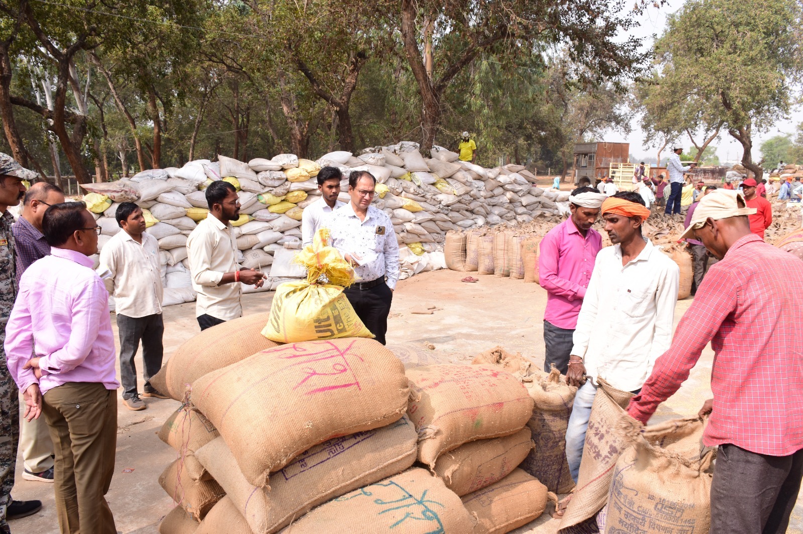 कलेक्टर ने धान उपार्जन केन्द्र तुमड़ीबोड़, कोहका और तेन्दूनाला का किया औचक निरीक्षण