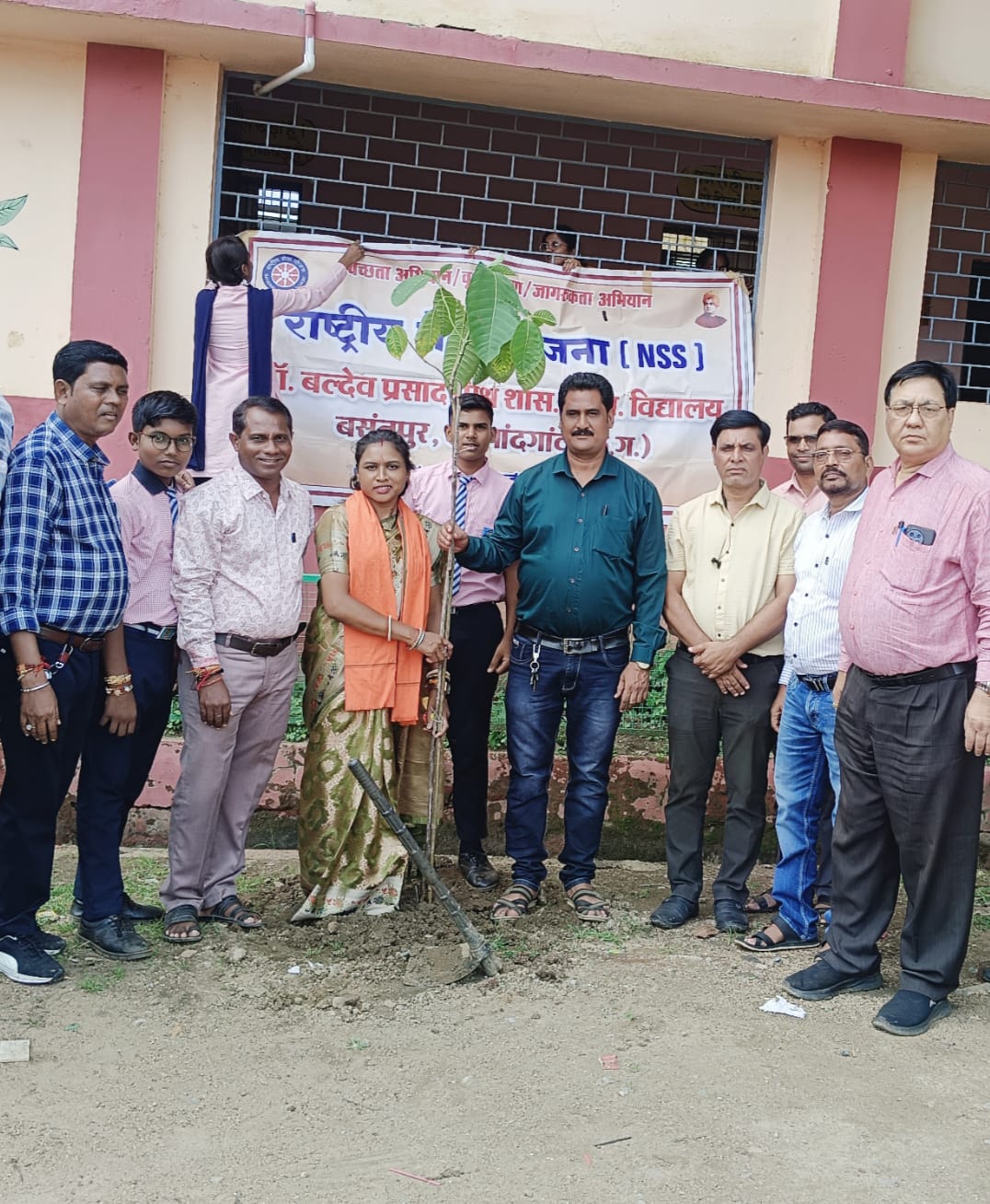 बलदेव प्रसाद माध्यमिक शाला में एक पेड़ मां के नाम अभियान के तहत हुआ पौधरोपण