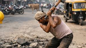 खुली भ्रष्टाचार की पोल : रात में बनी सड़क, सुबह बनी मलबा