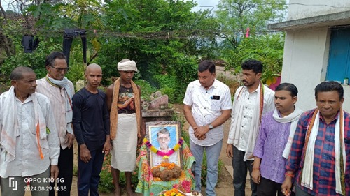 कांग्रेस नेताओं ने पूर्व सरपंच को दी श्रद्धांजलि