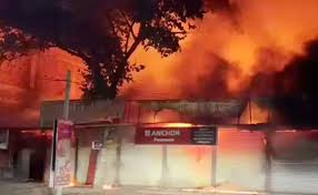 फर्नीचर की दुकान में लगी भीषण आग,करोड़ों रुपये का सामान जलकर खाक