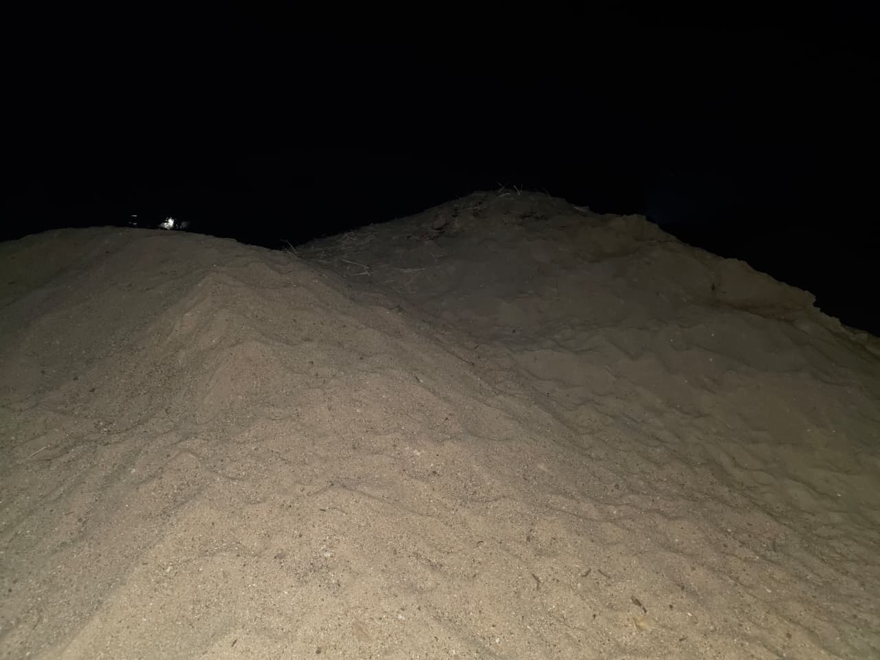 अवैध रूप से भंडारित रेत-गिट्टी पर राजस्व विभाग की बड़ी कार्रवाई, भारी मात्रा में सामग्री जप्त