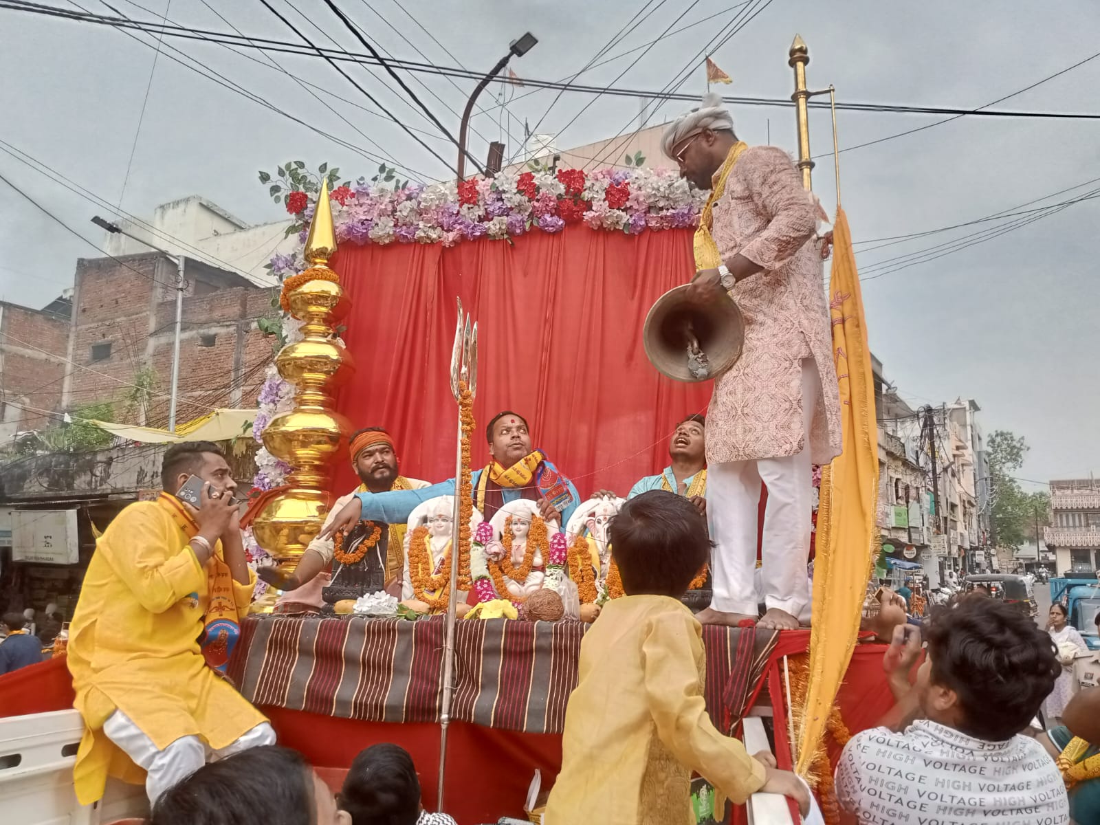मनेन्द्रगढ़: सिद्ध बाबा धाम की भव्य शोभायात्रा में उमड़ा आस्था का सैलाब, 22 किलो की पीतल की घंटी हुई भेंट