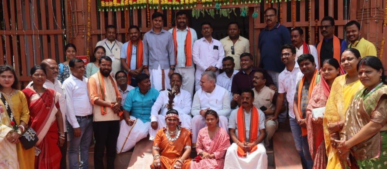 भाजपा क्षेत्रीय संगठन महामंत्री जामवाल एवं प्रदेश संगठन महामंत्री पवन साय ने दंतेवाड़ा पहुँच माँ दंतेश्वरी का दर्शन किया