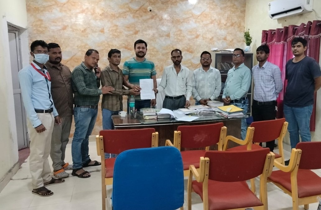 देवभोग BMO विवाद: मरीज ने लगाए अभद्रता और धमकी के आरोप, बचाव में उतरे स्वास्थ्य कर्मचारी; निष्पक्ष जांच की मांग