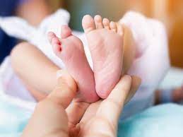 साइंस का चमत्कार! 2 गर्भ में पला 1 बच्चा,लेस्बियन कपल ने बच्चे को दिया जन्म