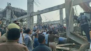 कन्नौज रेलवे स्टेशन पर बड़ा हादसा, निर्माणाधीन लेंटर गिरा, मलबे में कई लोग दबे