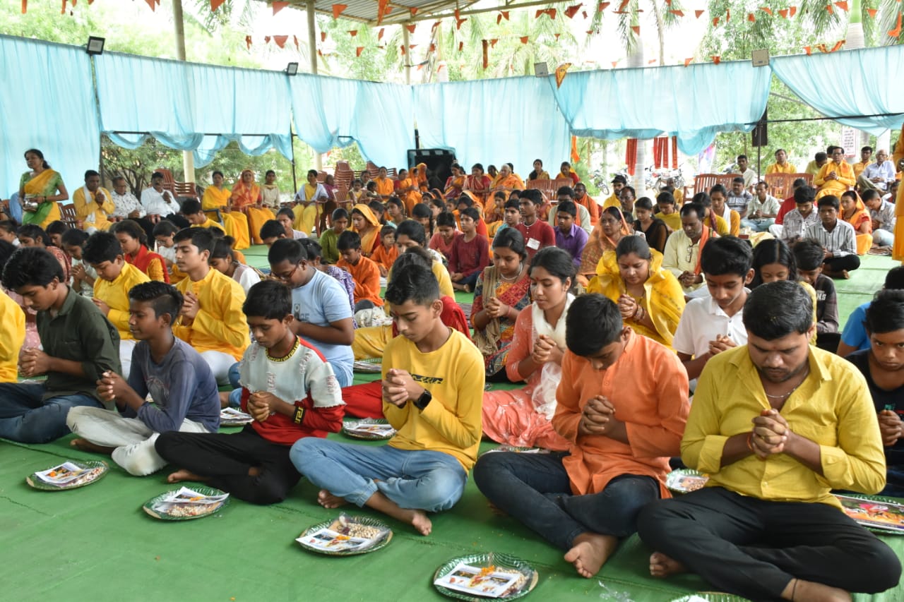 गायत्री जयंती पर पांच कुडीय यज्ञ और व्यक्तित्व निर्माण युवा शिविर का हुआ समापन, बच्चों ने लिया मांसाहार त्याग का संकल्प…