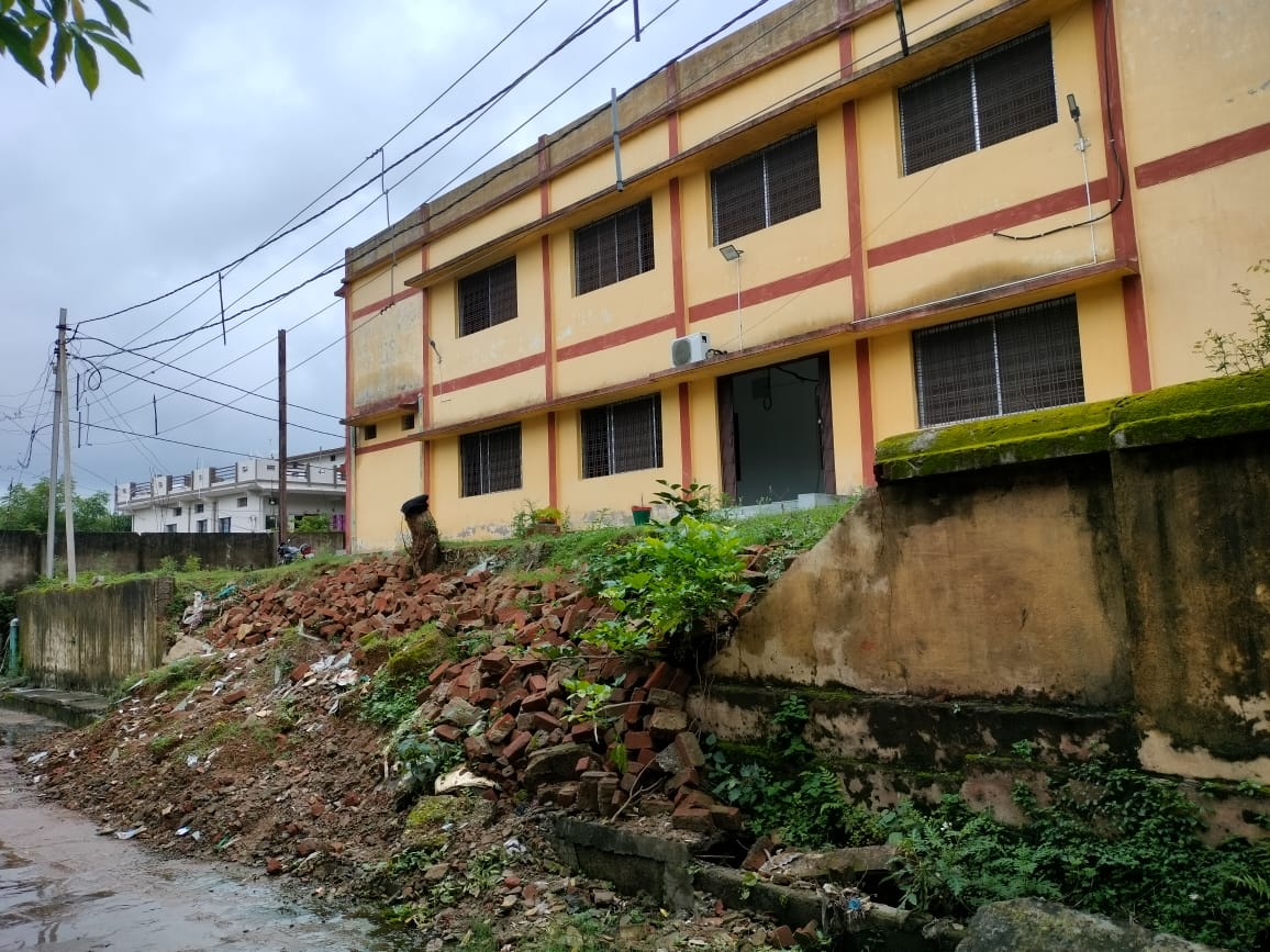 मनेन्द्रगढ़ न्यायालय परिसर की टूटी बाउंड्री से उत्पन्न अव्यवस्था, अग्रसेन भवन के सामने गंदे पानी का जमावड़ा