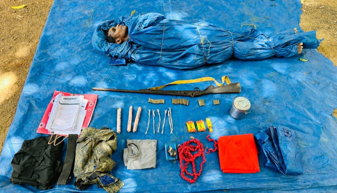 पुलिस-नक्सली मुठभेड़  01  हार्ड कोर ईनामी माओवादी ढेर व हथियार सहित बड़ी मात्रा मे नक्सली सामाग्री बरामद