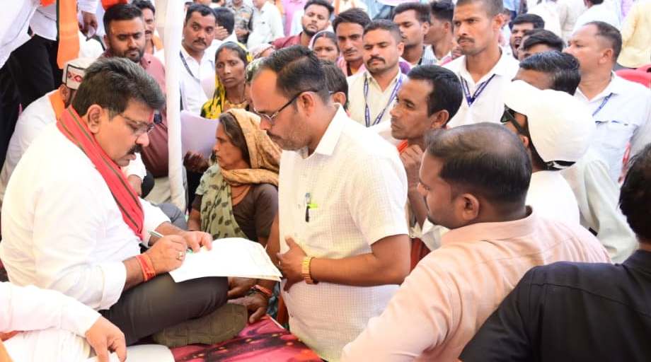 सुशासन तिहार: जमीन पर बैठकर उप मुख्यमंत्री ने सुनी लोगों की समस्याएं, मौके पर दिए समाधान के निर्देश
