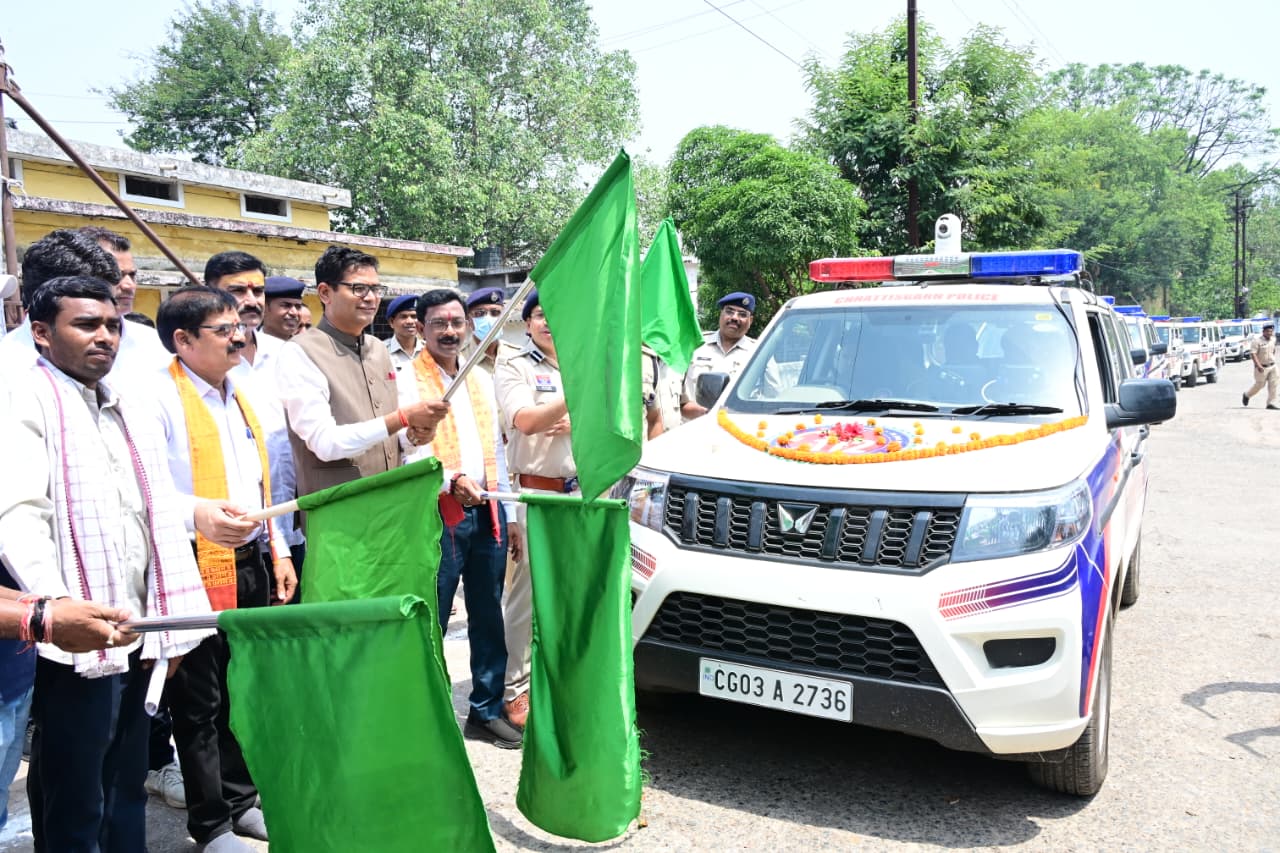 वित्त मंत्री ओपी चौधरी ने सीजी डॉयल-112 के तहत रायगढ़ को मिले 16 अत्याधुनिक ईआरव्ही वाहनों को दिखाई हरी झंडी