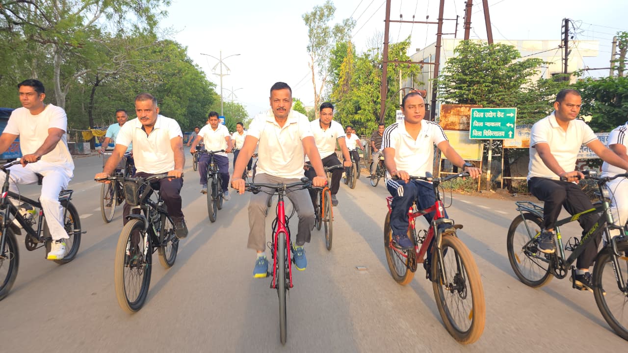 विश्व साइकिल दिवस पर कबीरधाम पुलिस का फिटनेस संदेश, पुलिस अधीक्षक धर्मेन्द्र सिंह के नेतृत्व में निकली साइकिल रैली