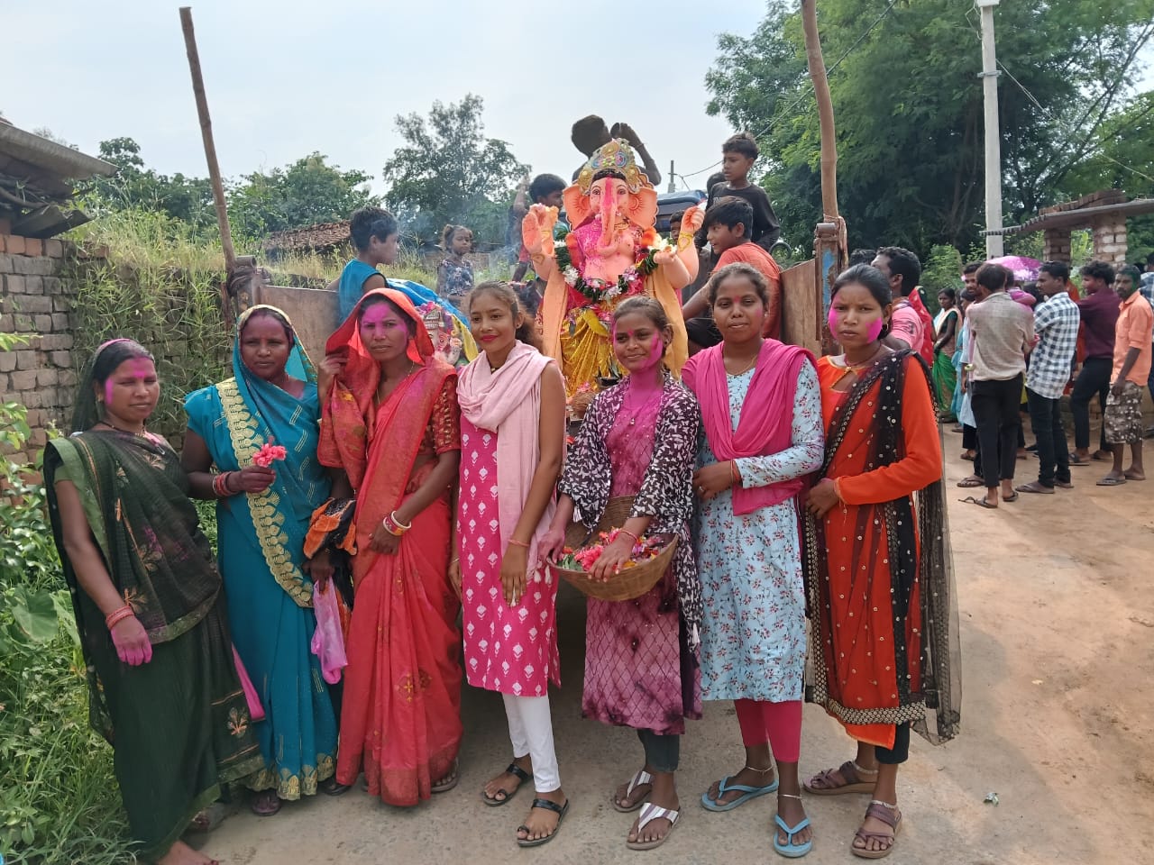 ग्राम पंचायत मौहाडीह मे करमा नित्य के साथ किया गया गणेश प्रतिमा विसर्जन 