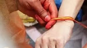 सही हाथ, सही समय: कलावा बांधने और उतारने के 3 जरूरी नियम जान लें