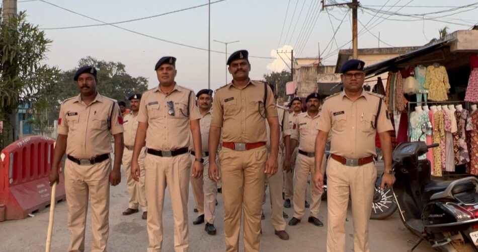 आचार संहिता लागू होते ही एक्शन में प्रशासन:गरियाबंद पुलिस ने निकाला फ्लैग मार्च